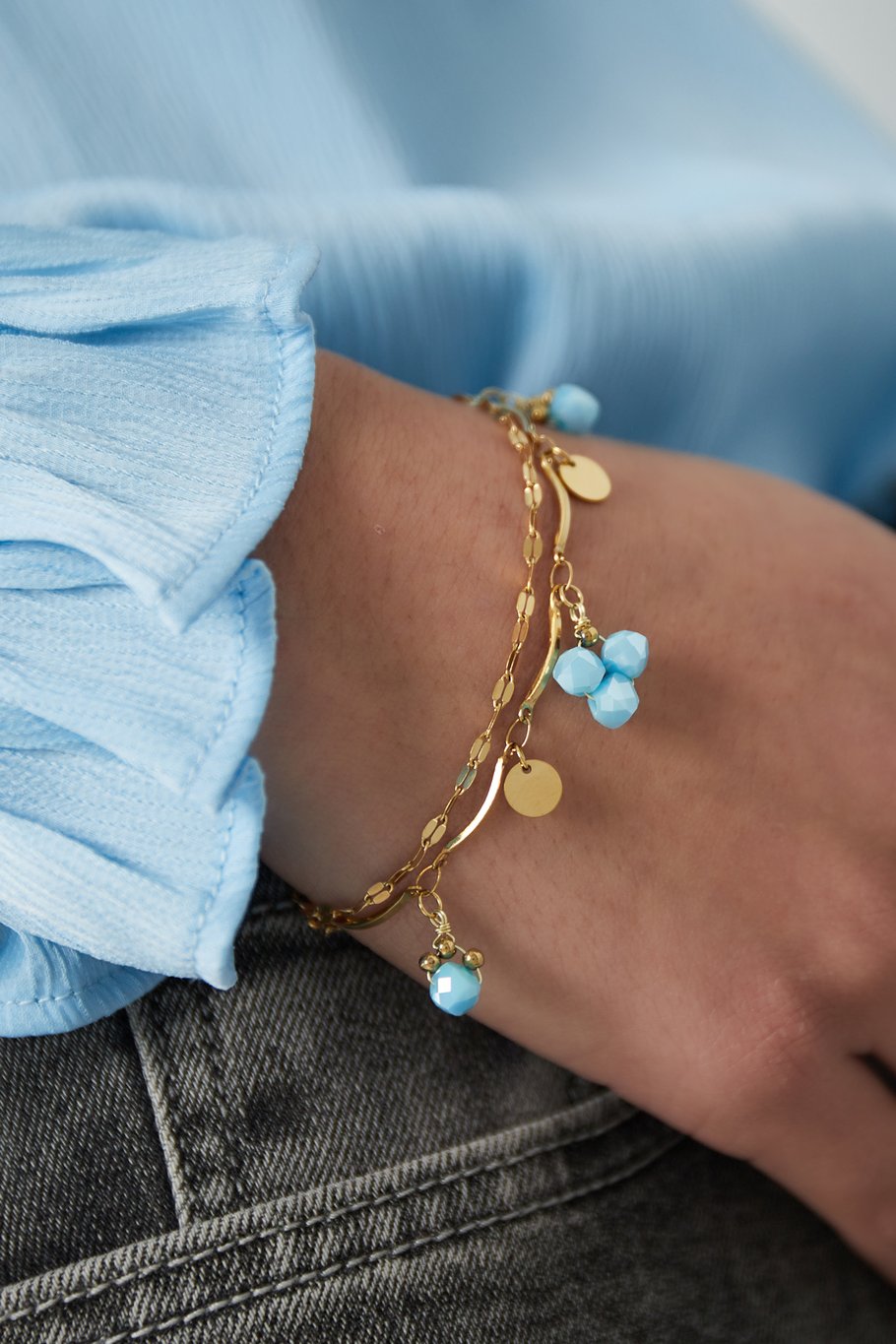 Goudkleurig armband met blauwe steentjes