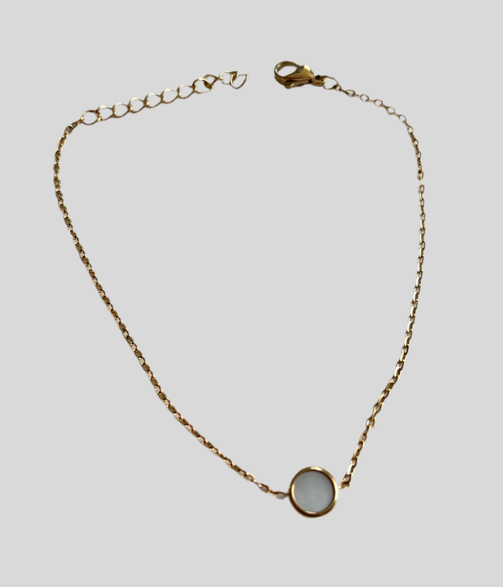 Goudkleurig armband met steentje