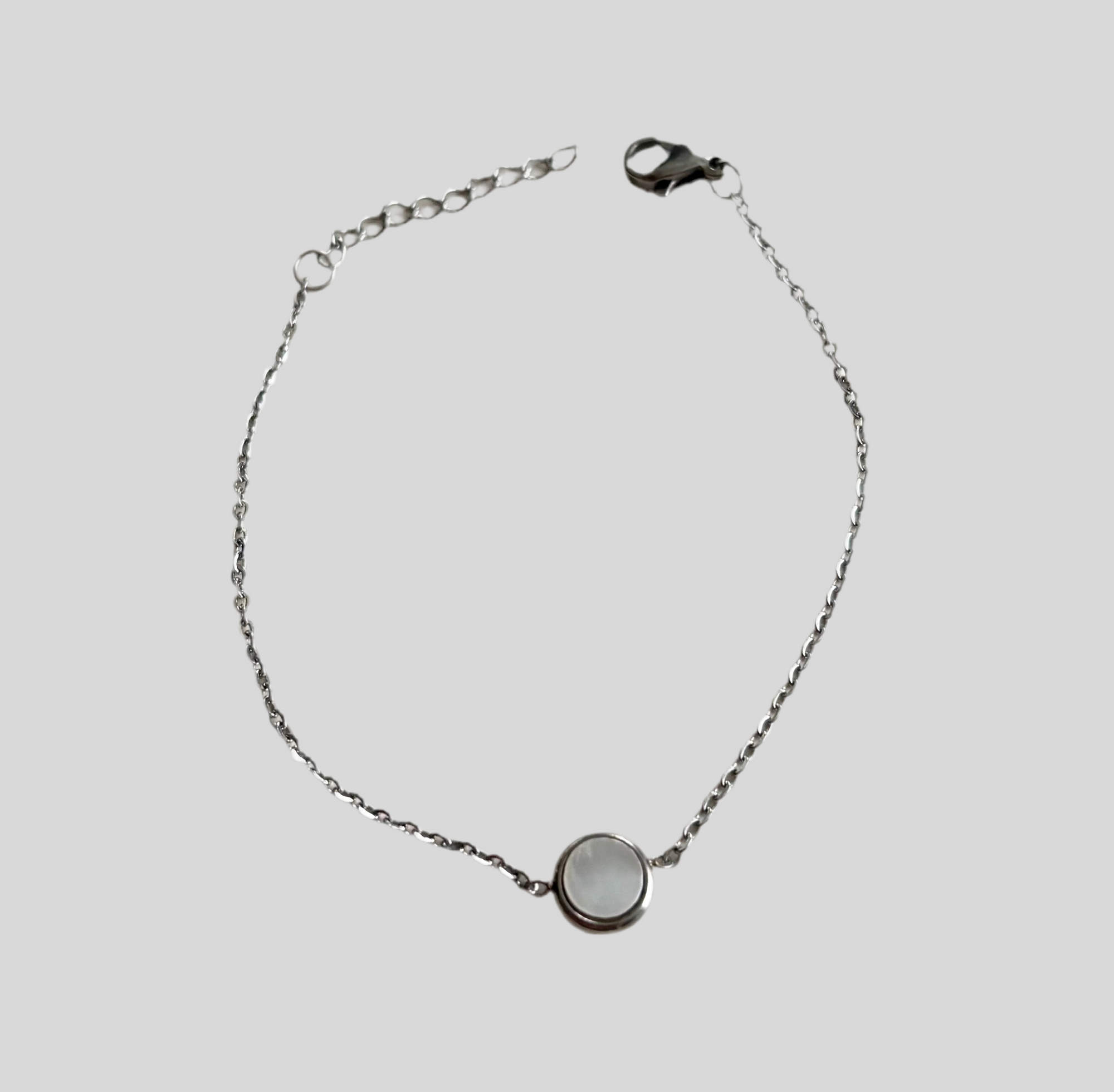 Zilverkleurige armband met steentje