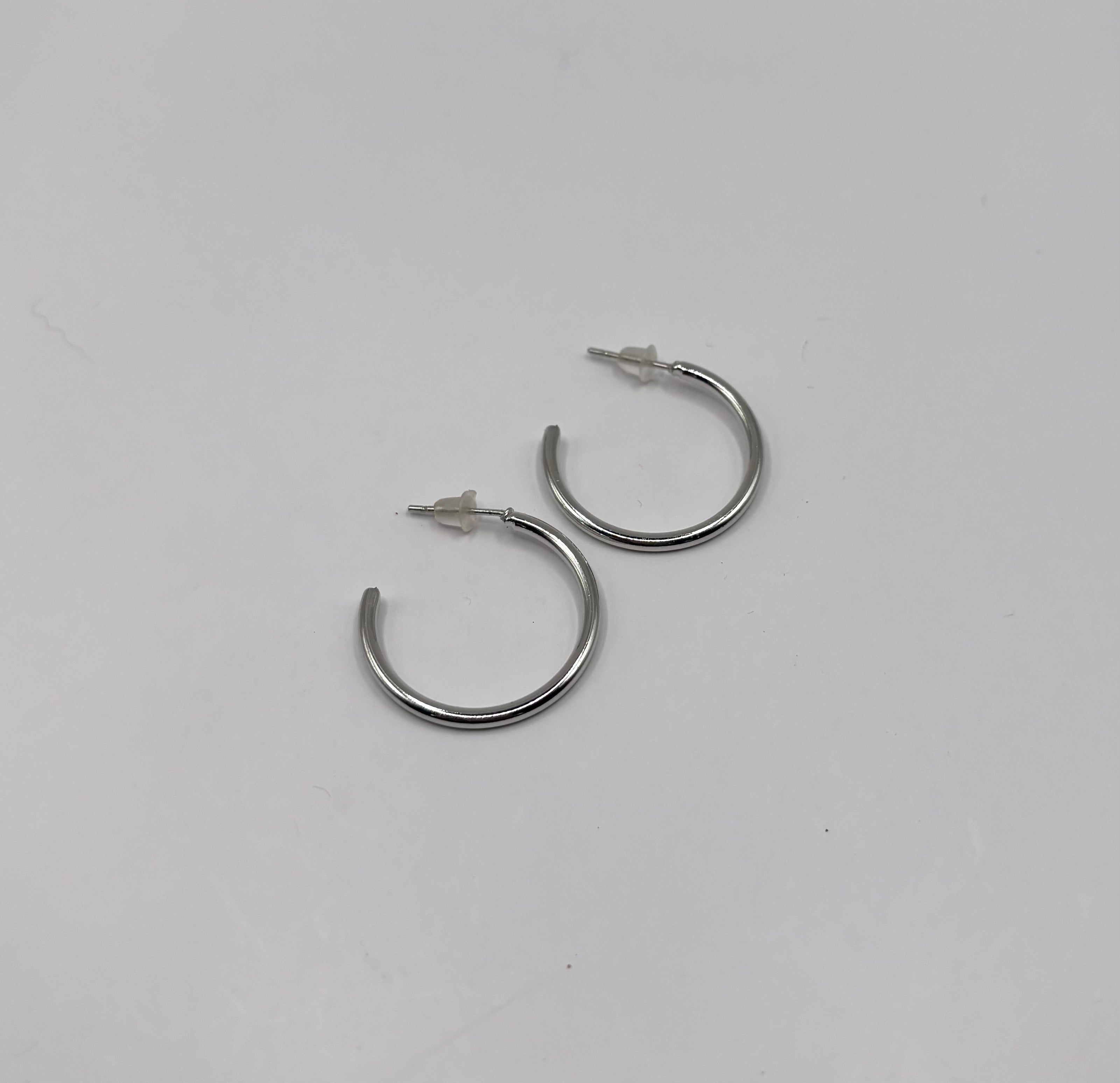 zilverkleurige hoop oorbellen