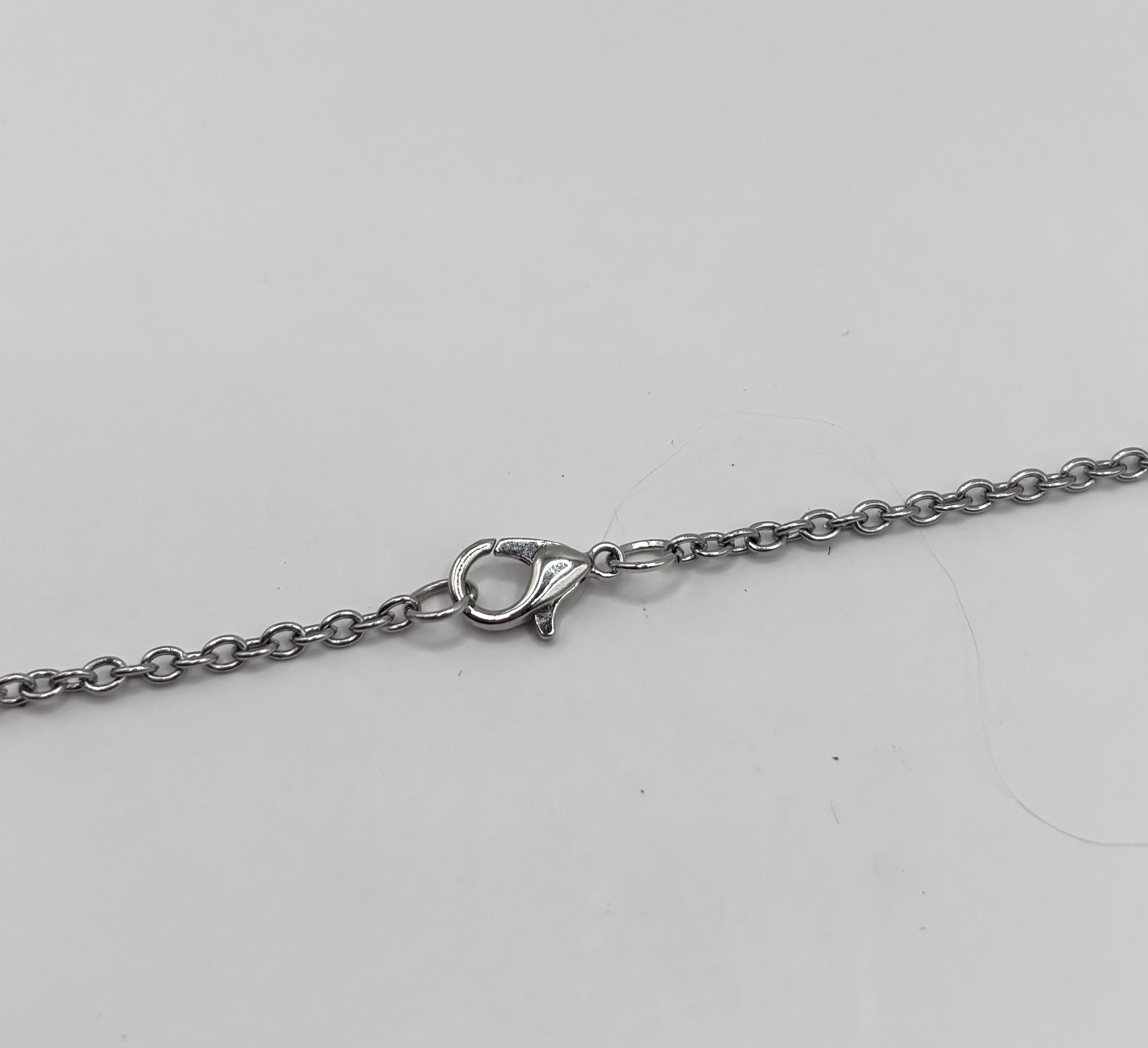 zilverkleurige ketting sluiting