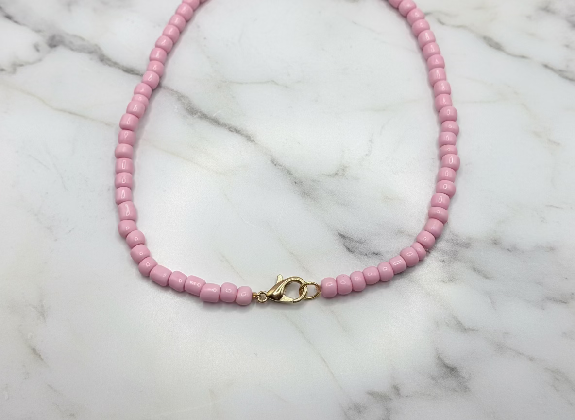 goudkleurige sluiting van licht roze ketting