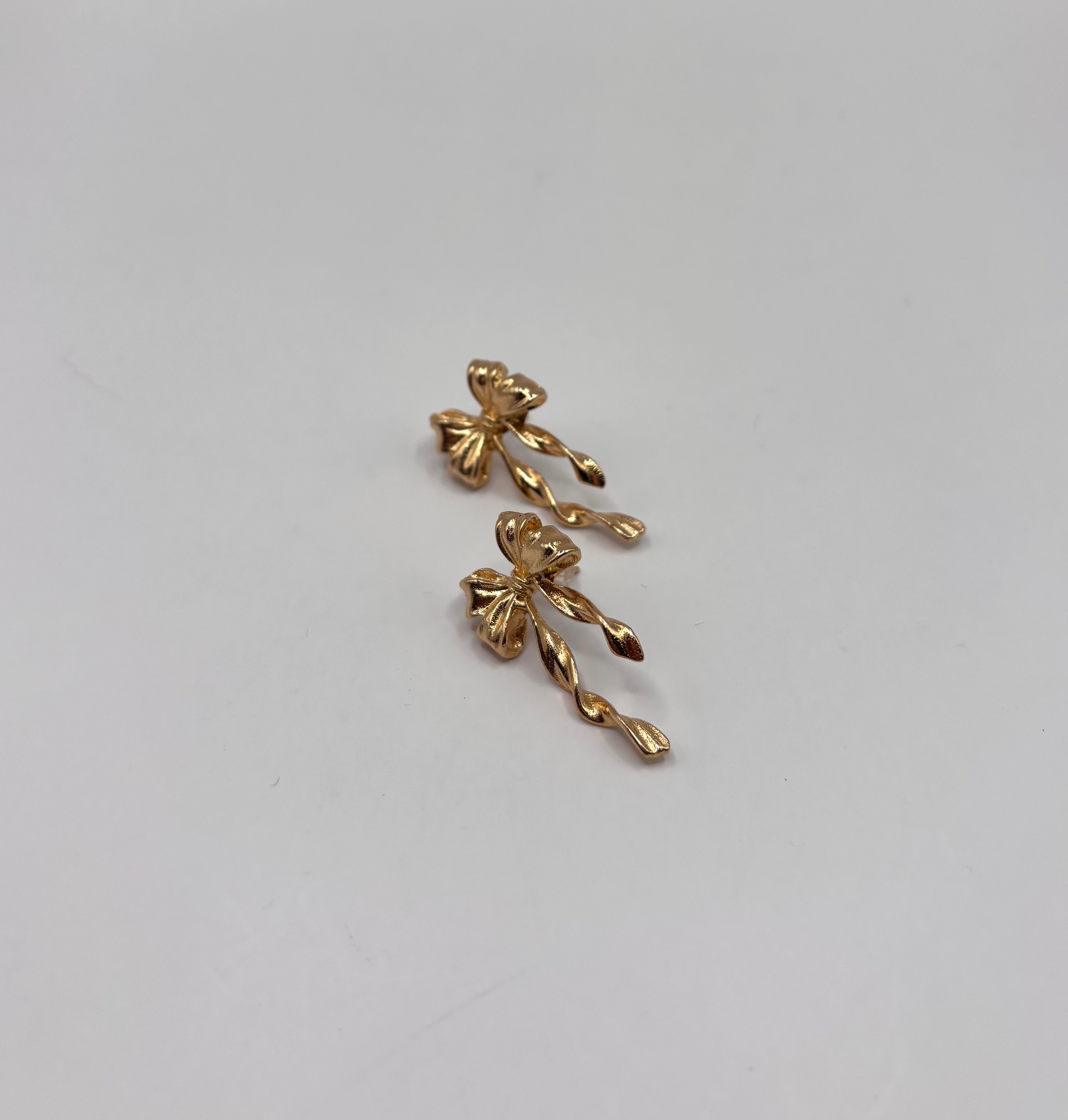 goudkleurige strikjes oorbellen-RK Sieraden