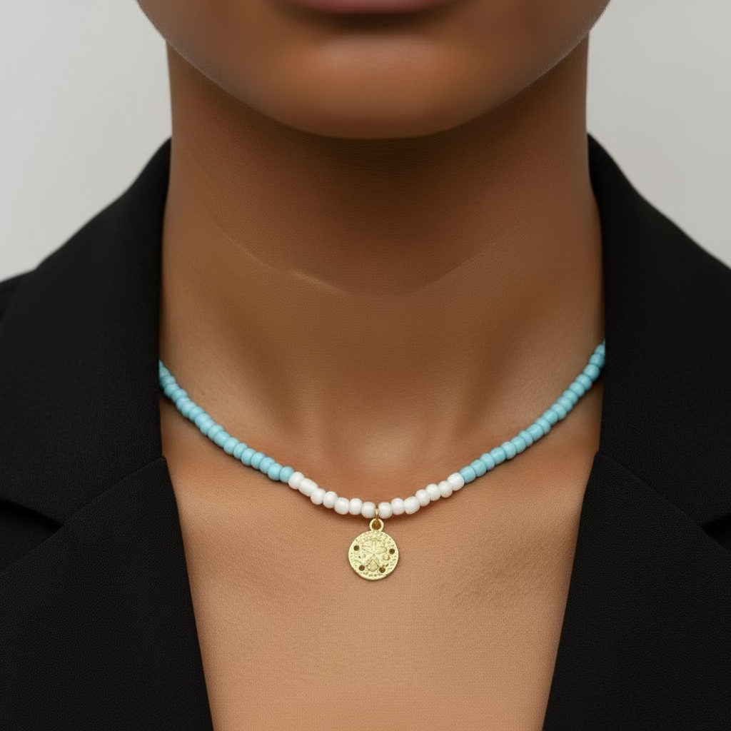 licht blauwe kralen ketting met platte munt