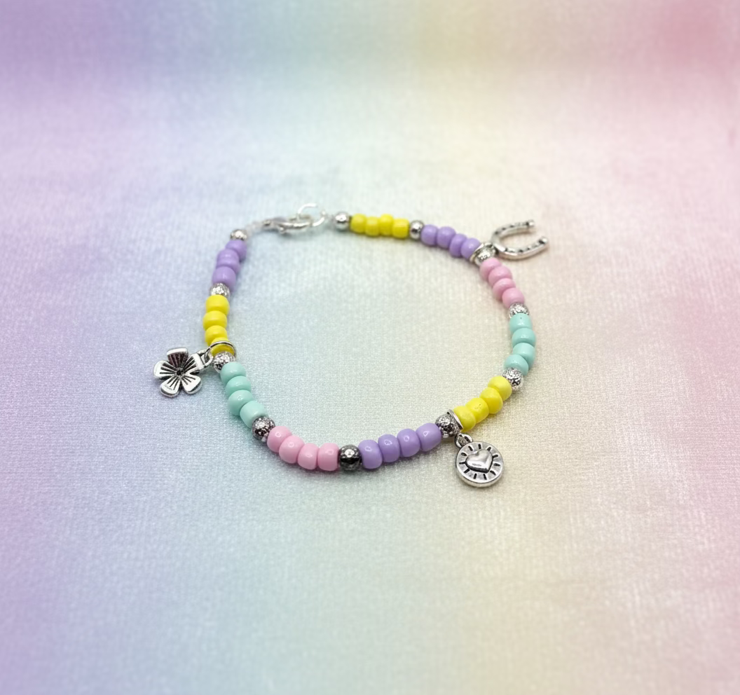 Bedelarmband met bedeltjes hoefijzer bloem hart Rekbaar