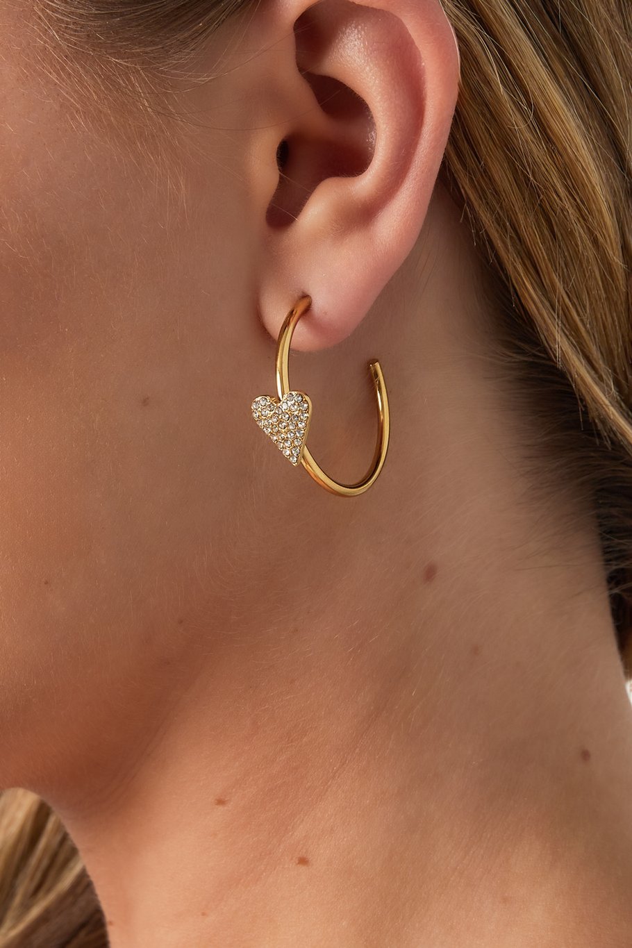 halve hoop oorbellen met diamant hart erop goudkleurig