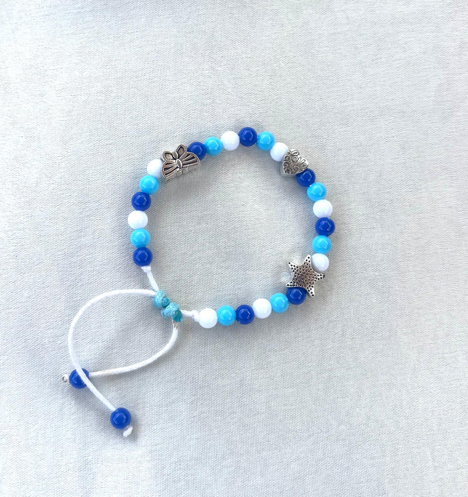 Armband met luxe kralen donker blauw en licht blauw met wit en bedeltjes 
