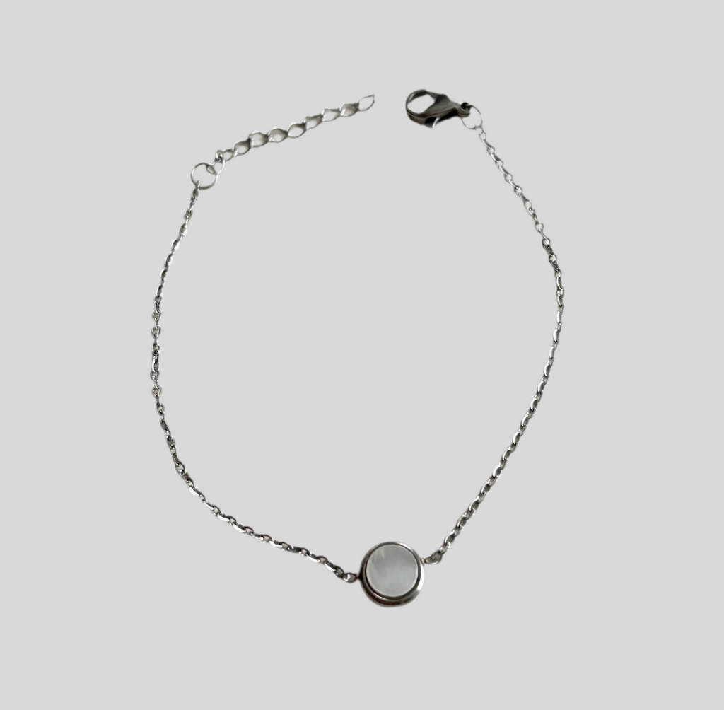 Zilverkleurige armband met steentje 