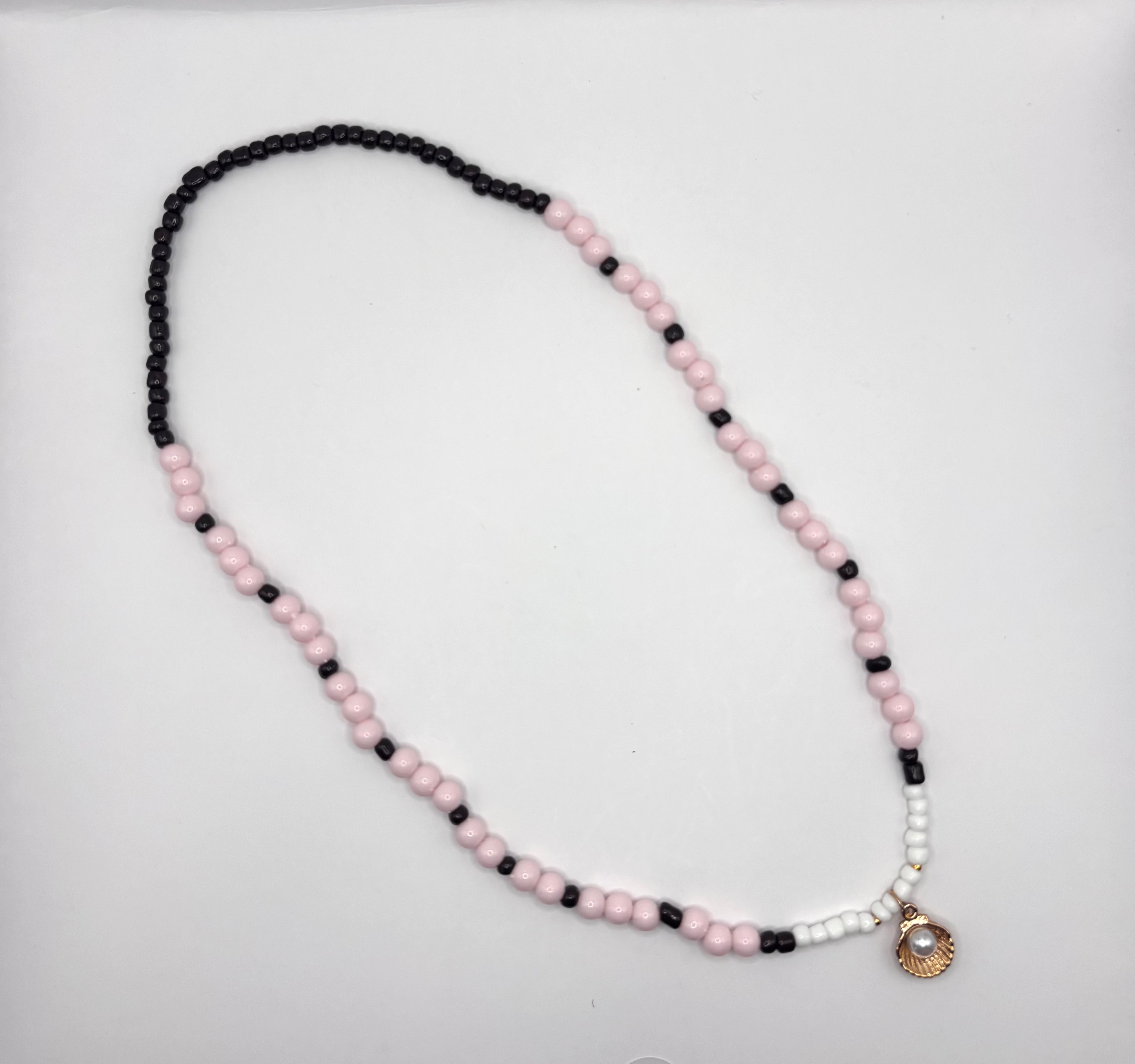 kralen roze me zwart ketting rekbaar schelp met parel hanger