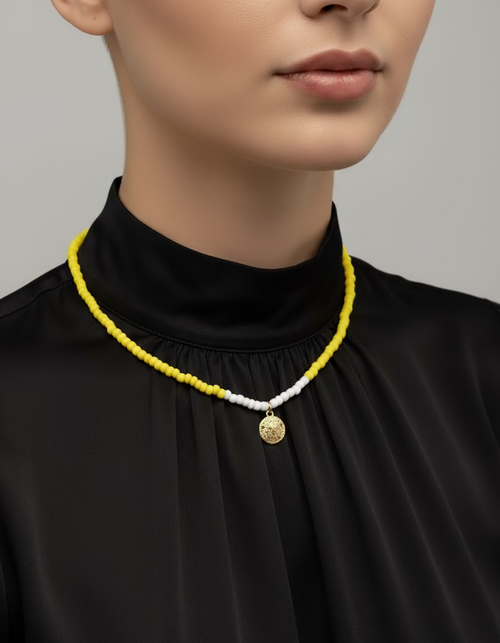 Gele kralen ketting met platte munt hanger 