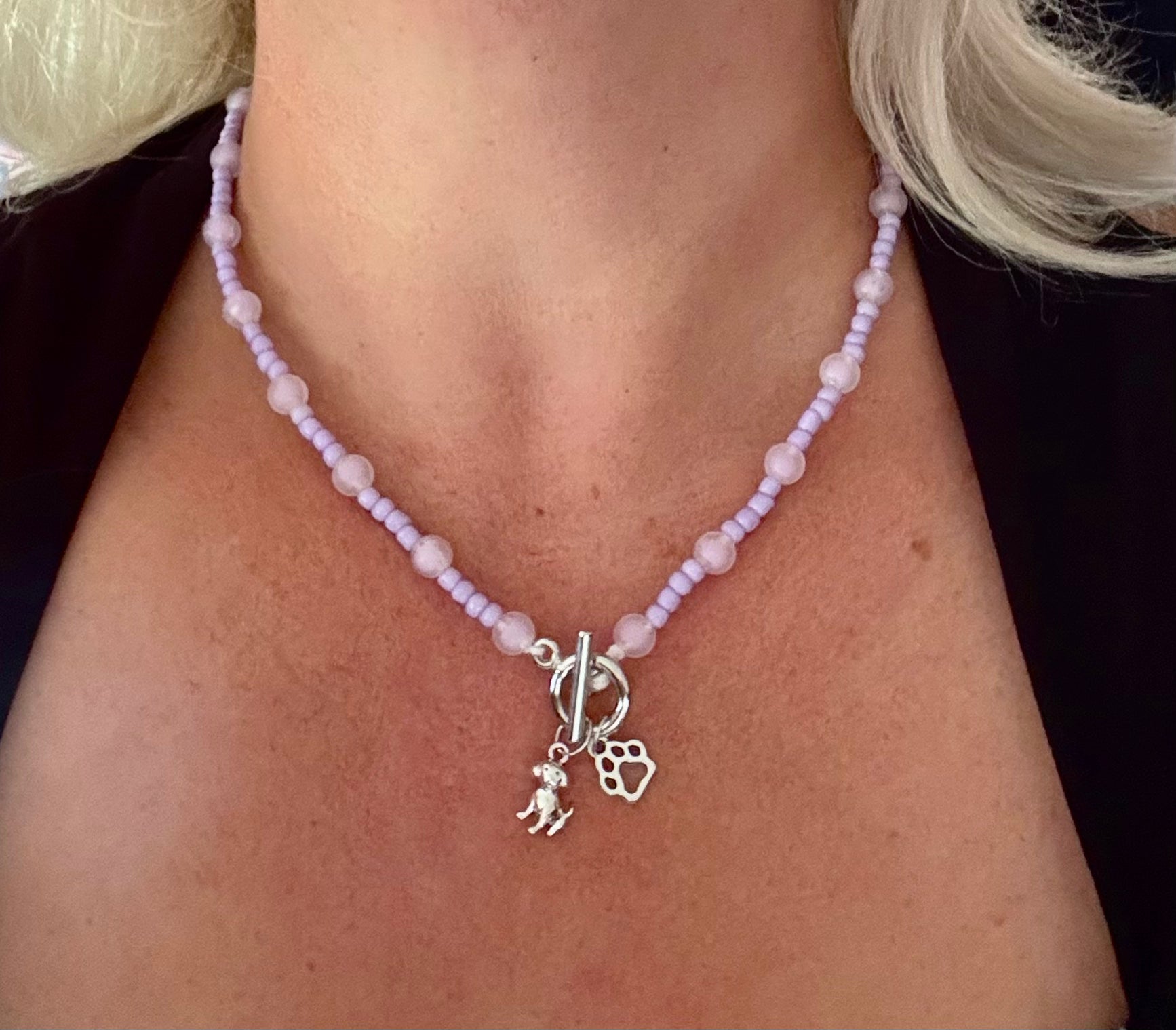 Ketting met hondje & pootje bedeltjes (licht paars)