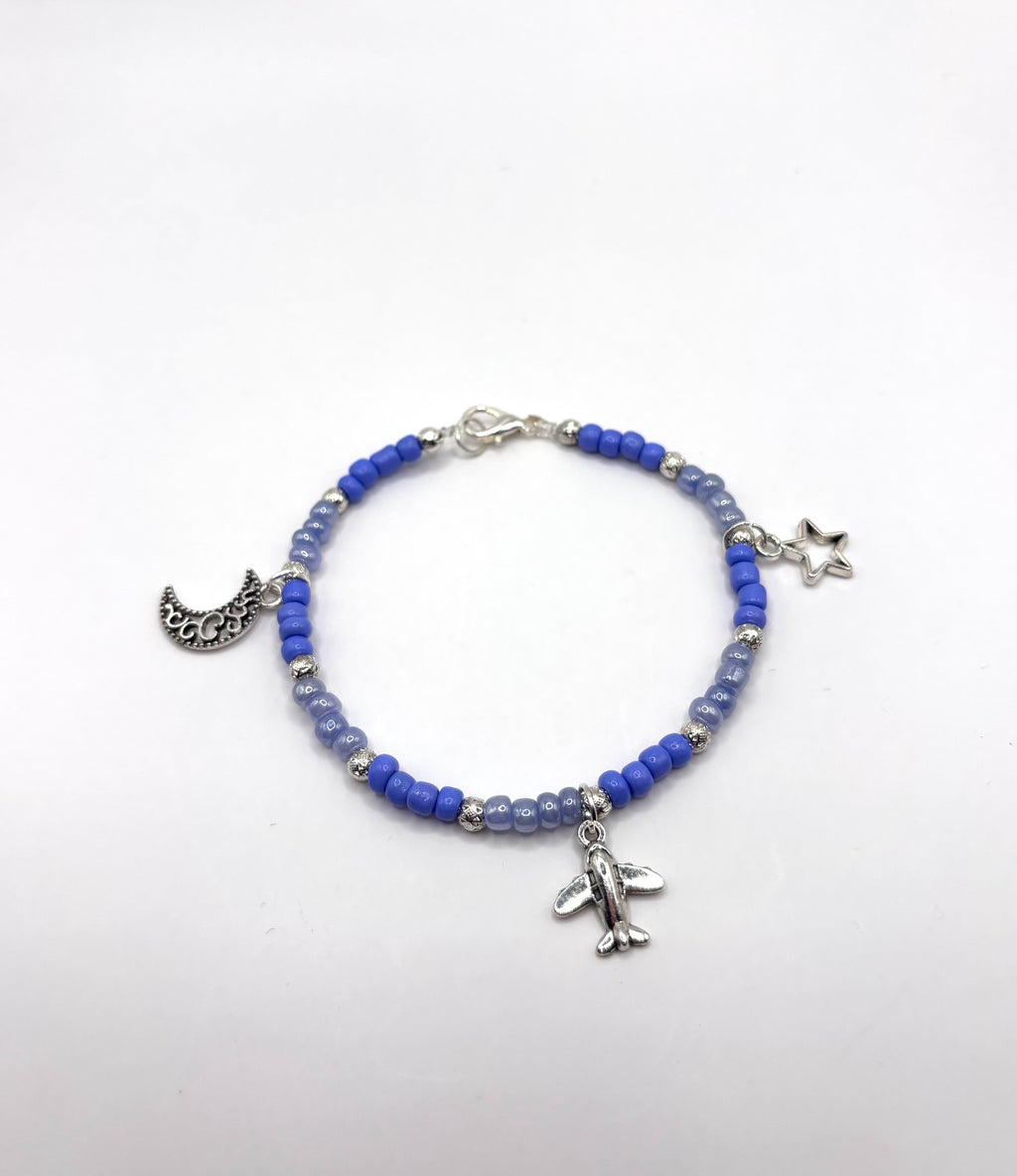 Blauwe kralen armband met bedeltjes vliegtuig ster maan met sluiting 