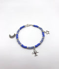 Blauwe kralen armband met bedeltjes vliegtuig ster maan met sluiting 