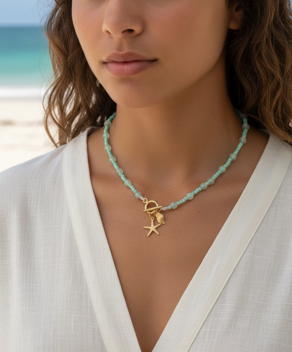 kralen ketting licht groen et goudkleurige bedeltjes-RK Sieraden