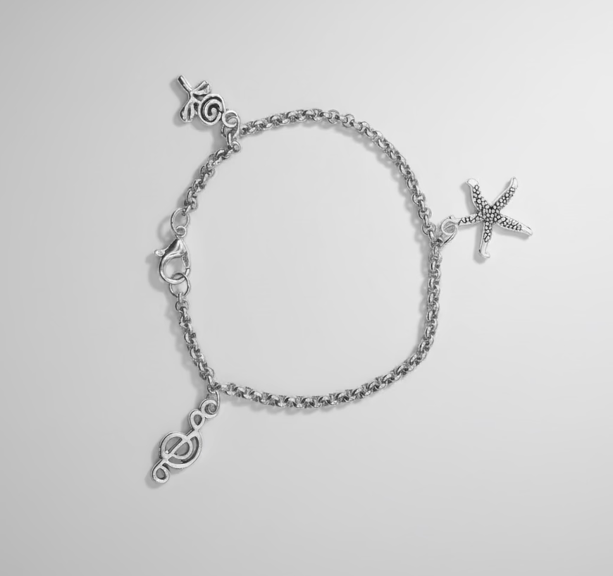 zilverkleurige bedelarmband met zeester roos en muzieknoot
