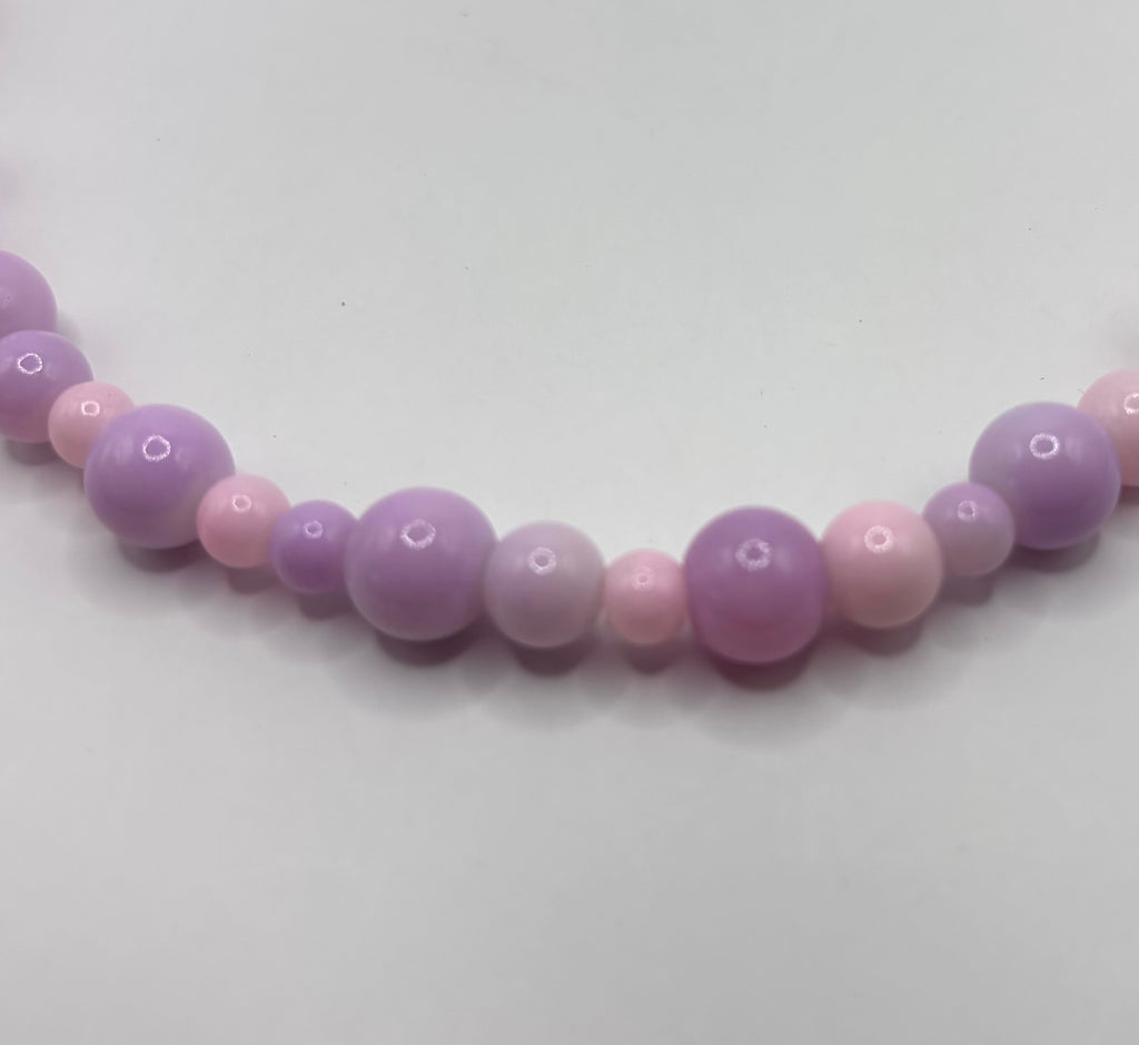 paarse kralen ketting dichtbij