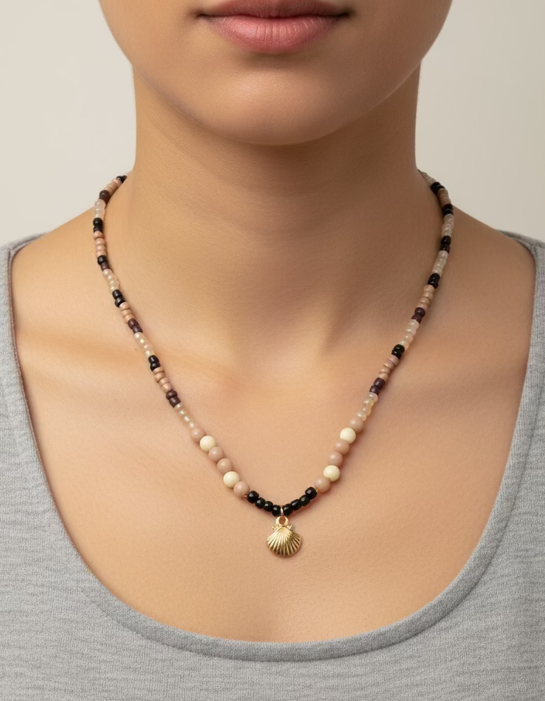 kralen ketting met goudkleurige hanger 