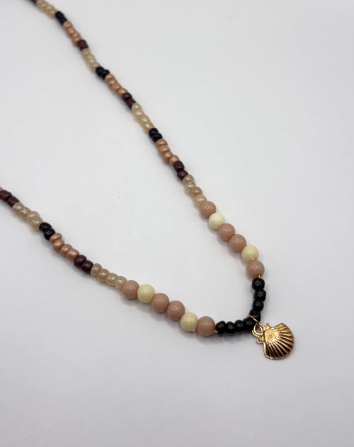 kralen ketting met goudkleurige hanger 