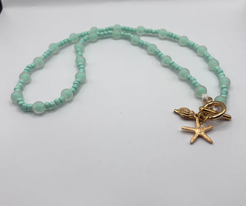 kralen ketting licht groen met bedeltjes en ronde sluiting-RK Sieraden