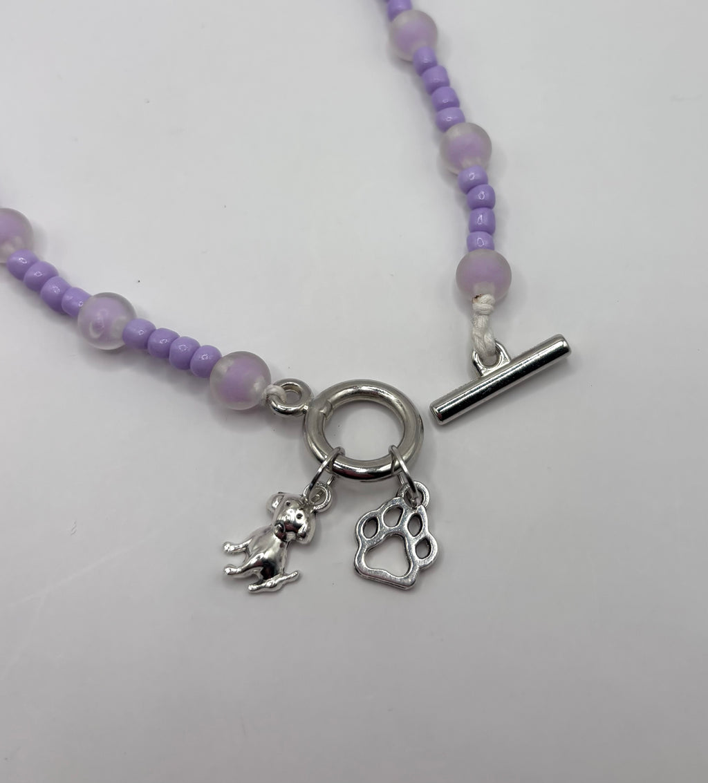 kralen ketting paars met bedeltjes hond en poot-RK Sieraden