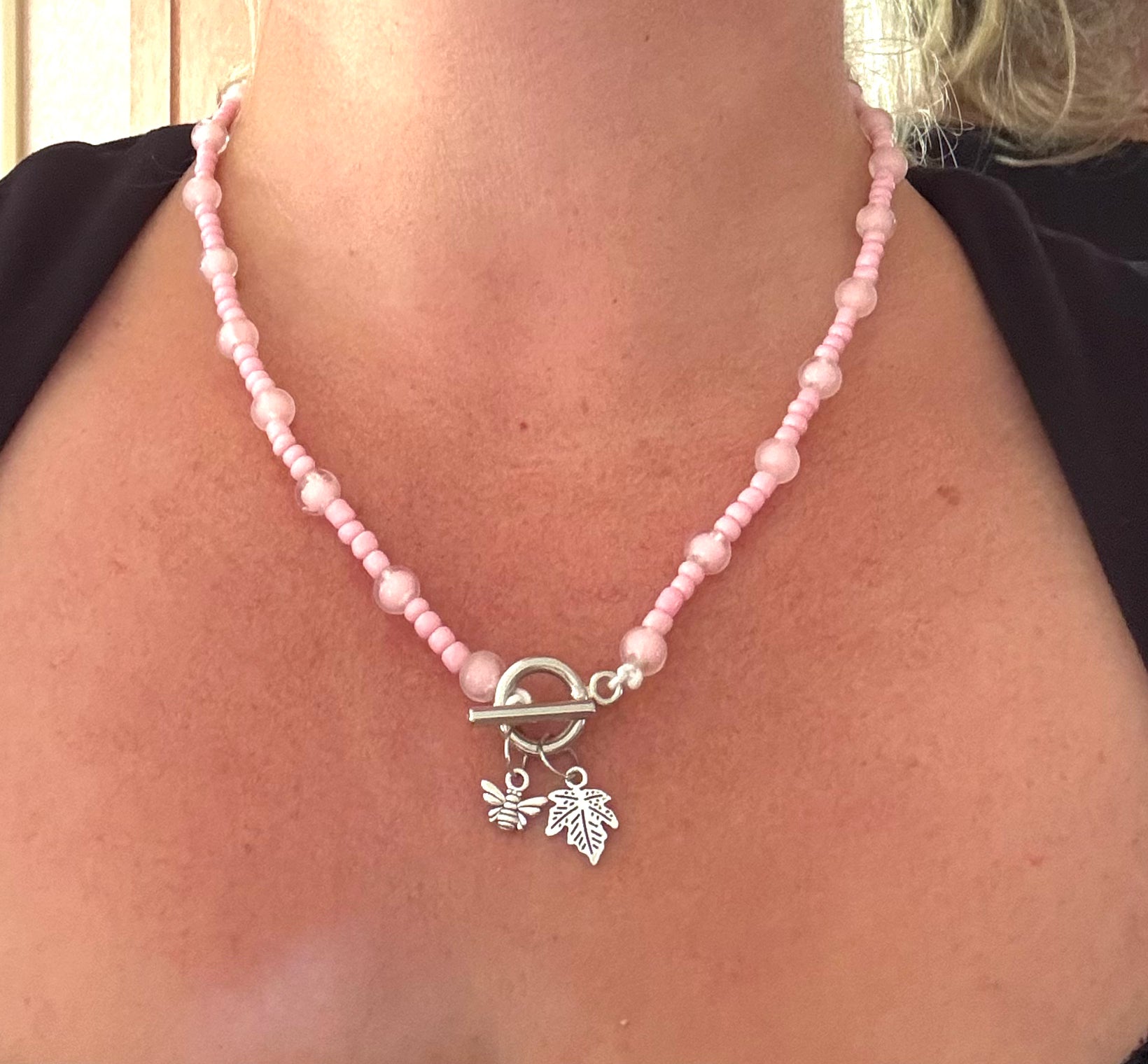 Ketting roze met bedeltjes (Blaadje & Vlinder)