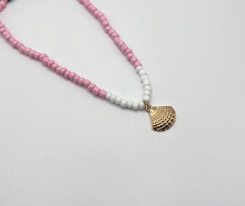 licht roze met witte kralen ketting met goudkleurige schelp-RK Sieraden