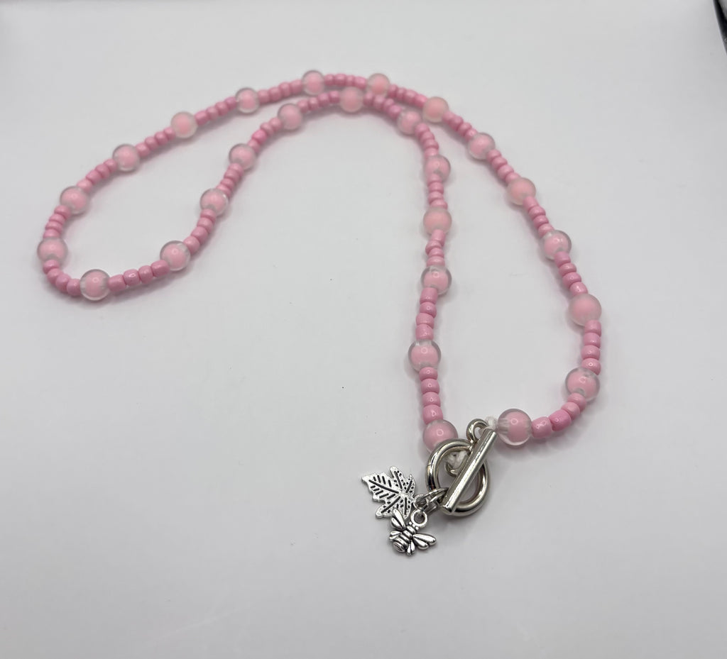 kralen ketting licht roze met zilverkleurige bedeltjes-RK Sieraden