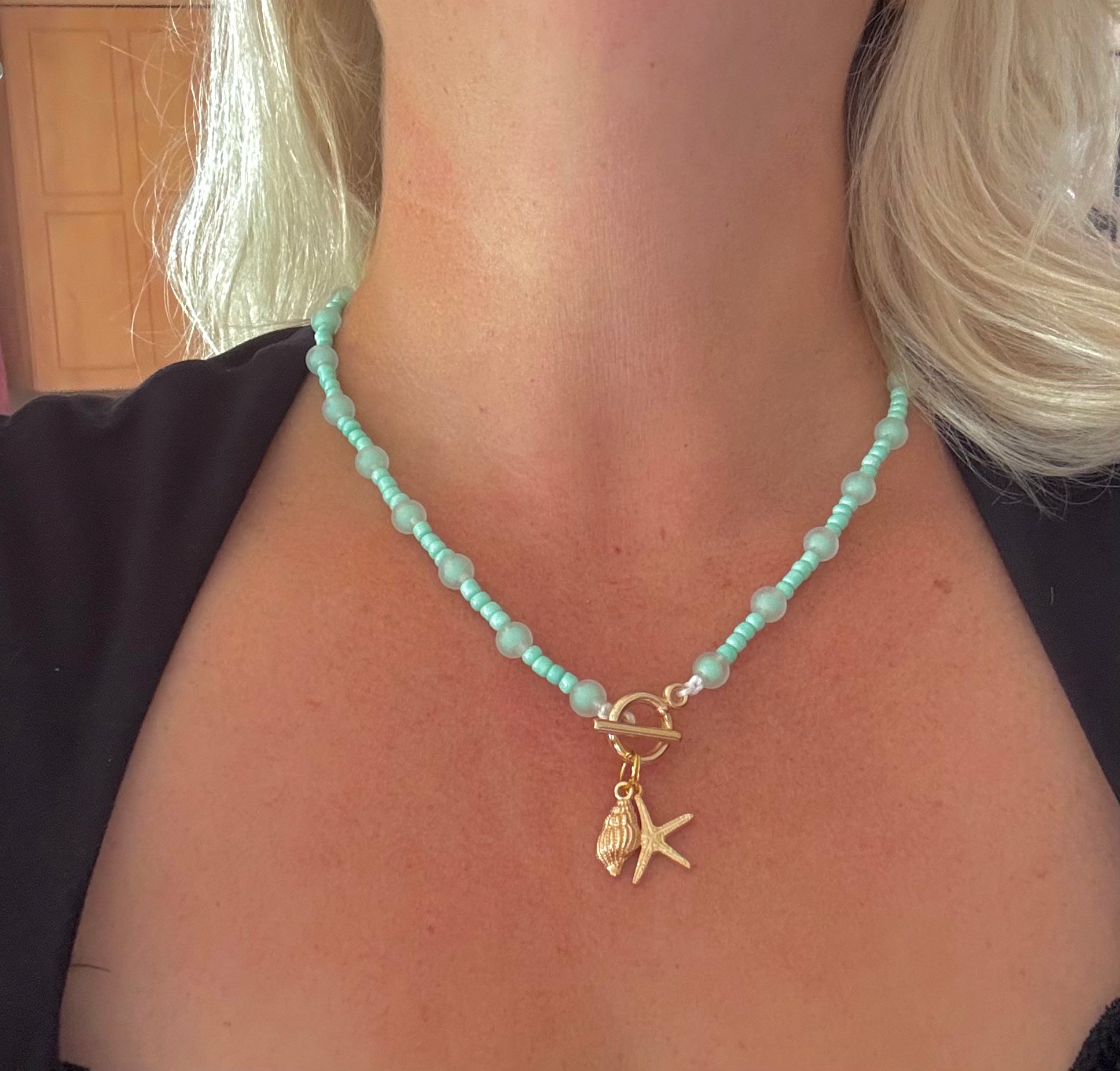 Ketting licht groen met bedeltjes (Schelp&Zeester)