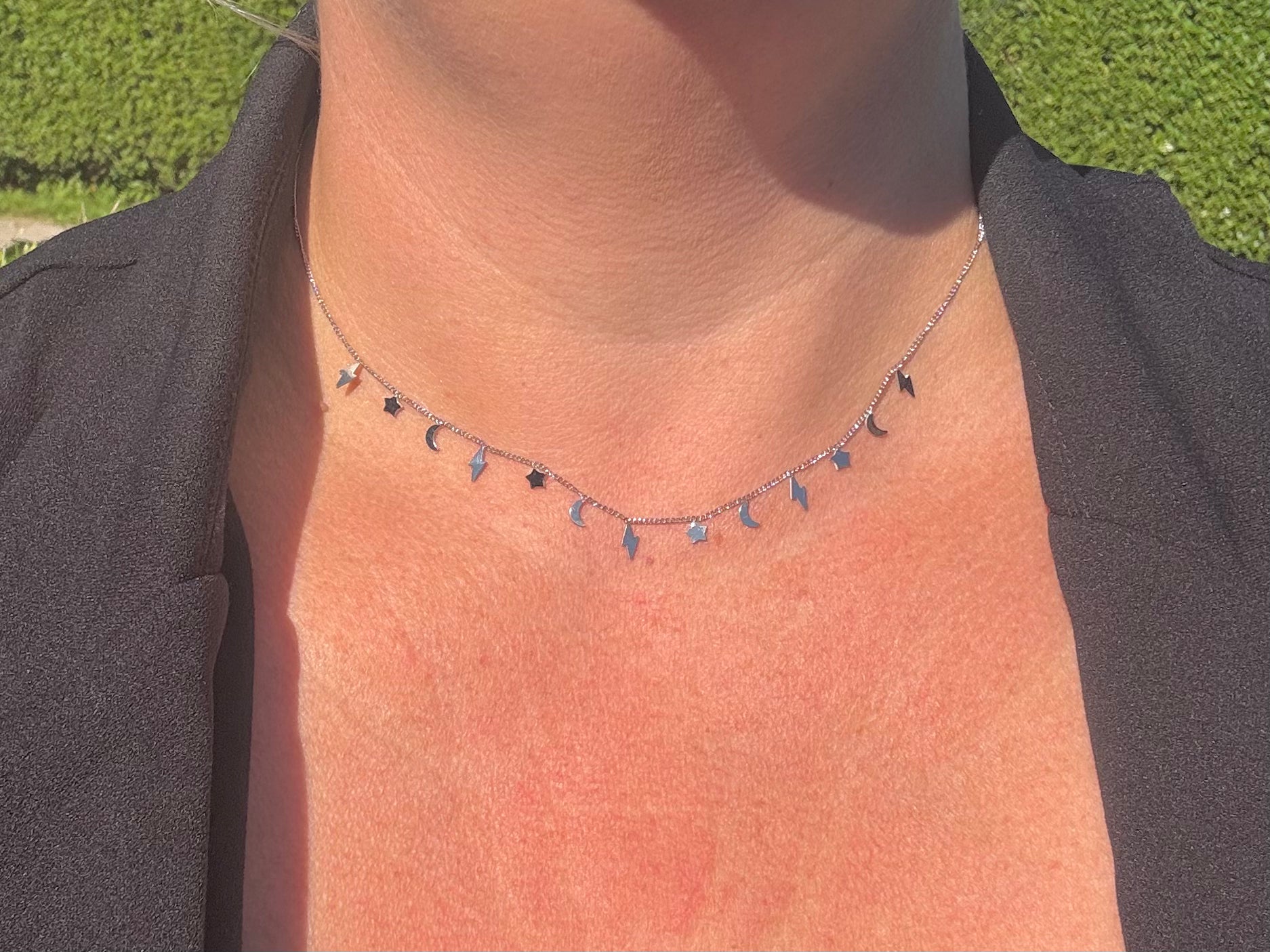 Zilverkleurige ketting met maantjes en sterretjes 