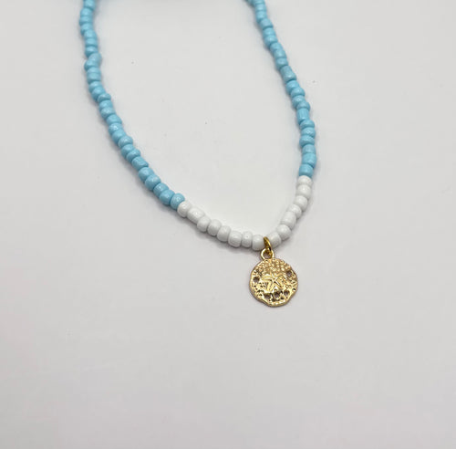 licht blauwe kralen ketting met platte munt 