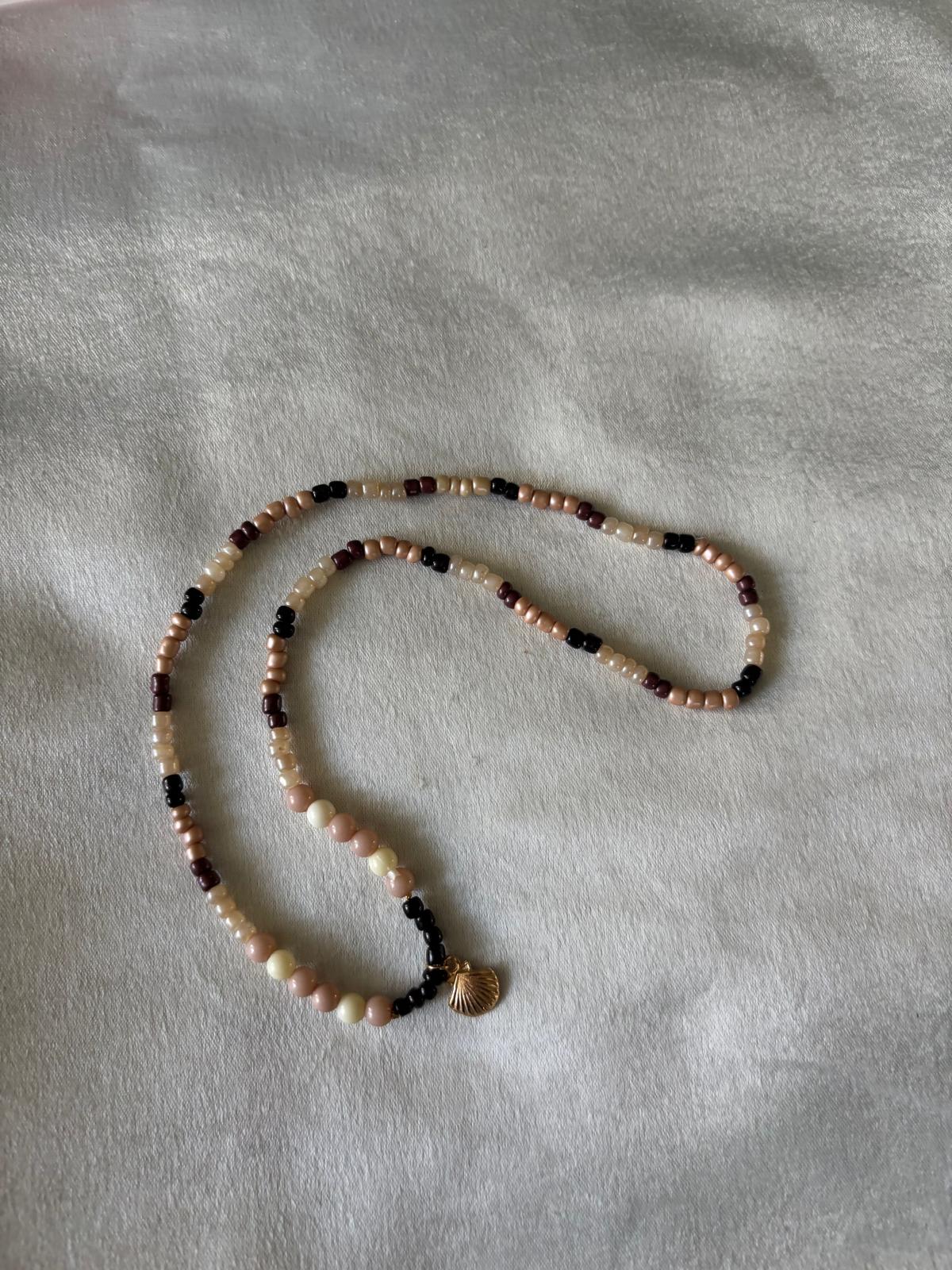 luxe kralen ketting met schelp goudkleurig en rekbaar 