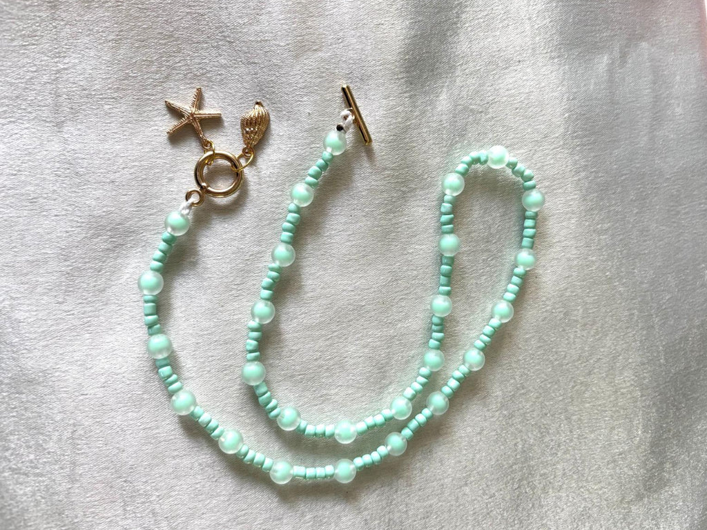 ketting licht groen met bedeltjes goudkleur oogsluiting 