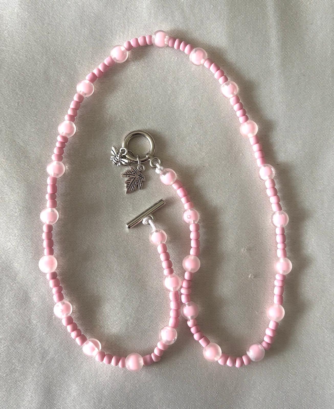 ketting roze met bedeltjes oog sluiting zilverkleur