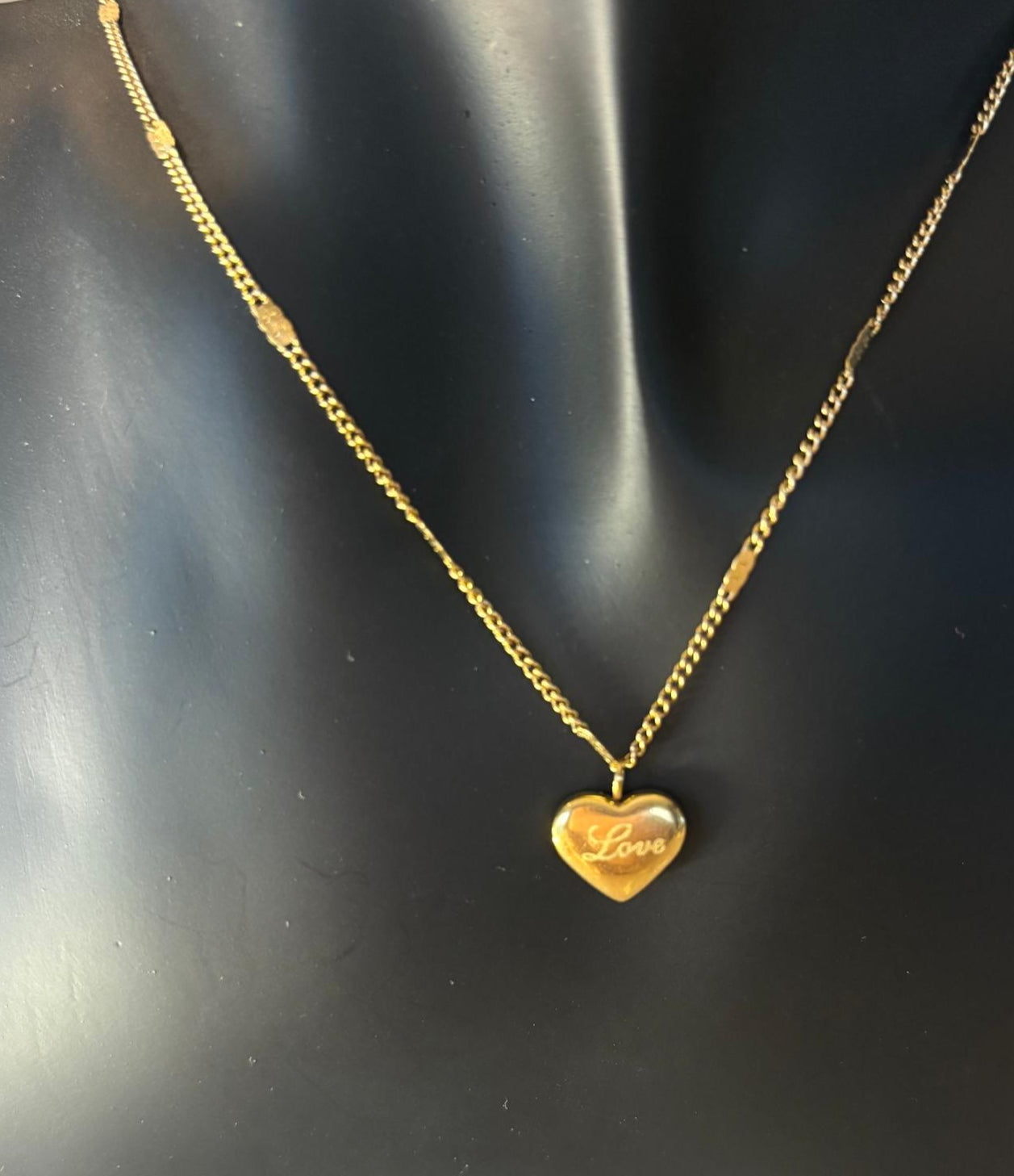 Hart ketting met hartvormige hanger met de tekst "love"
