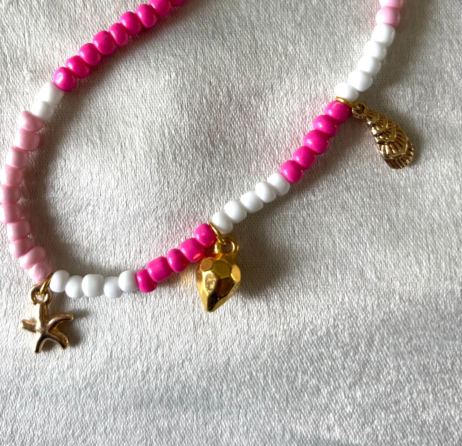 Handgemaakte kralen ketting met goudkleurige bedeltjes zeester schelp 