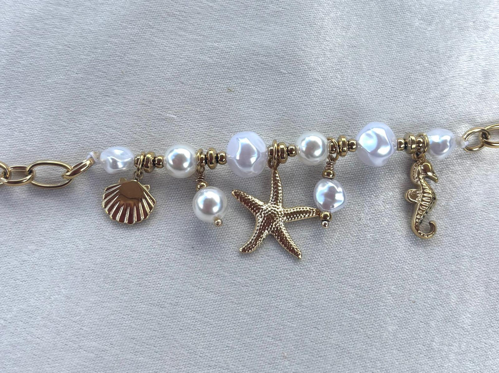 Ocean Armband met bedeltjes en parelmoer kralen goudkleur