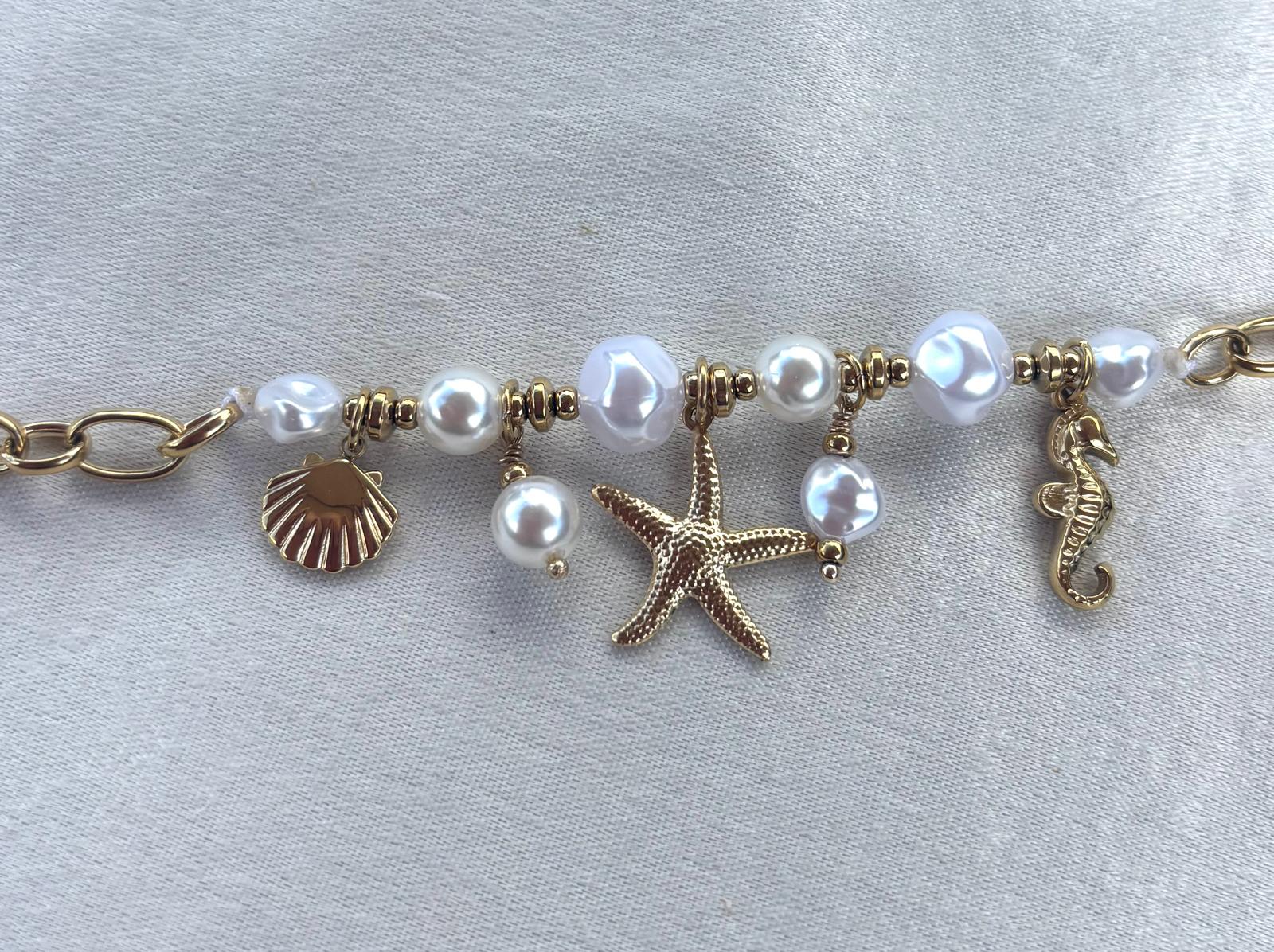 Ocean Armband met bedeltjes en parelmoer kralen goudkleur