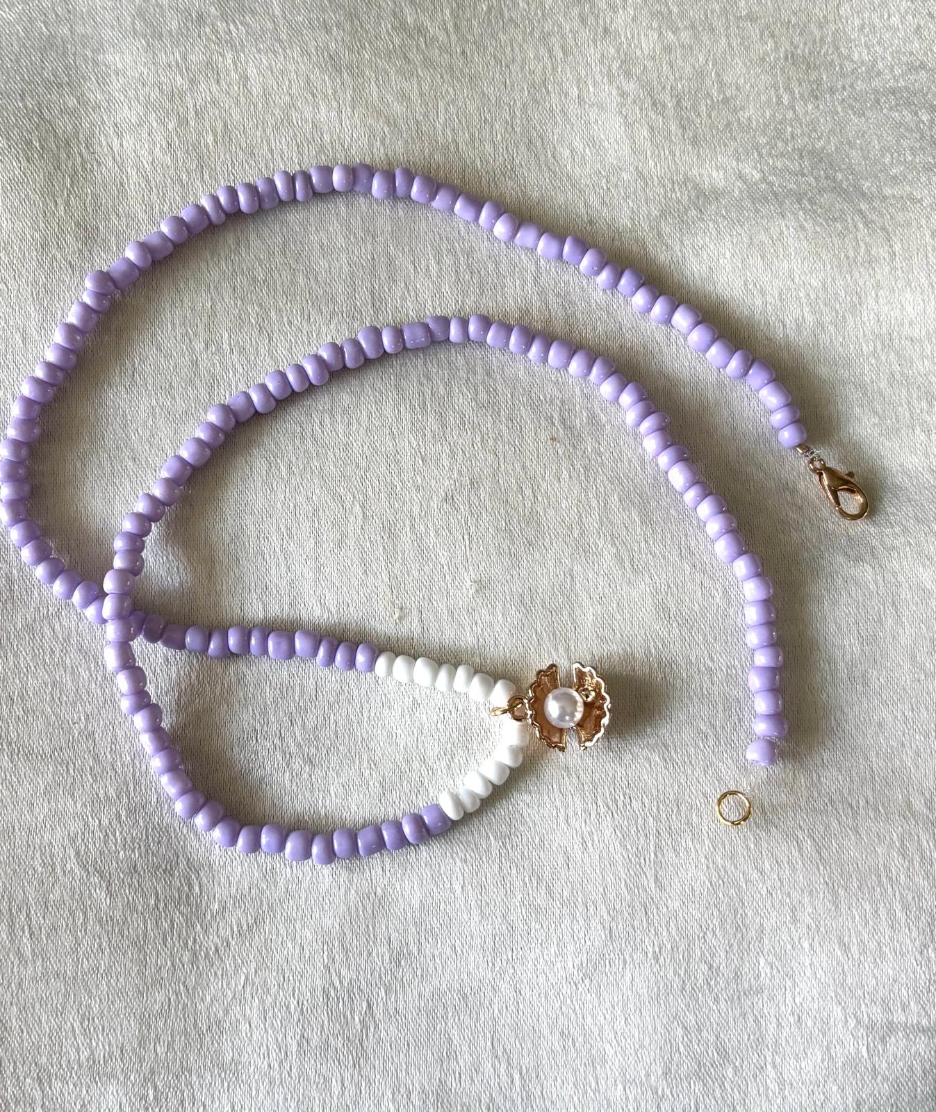 handgemaakte kralen ketting met parel in schelp goudkleurig