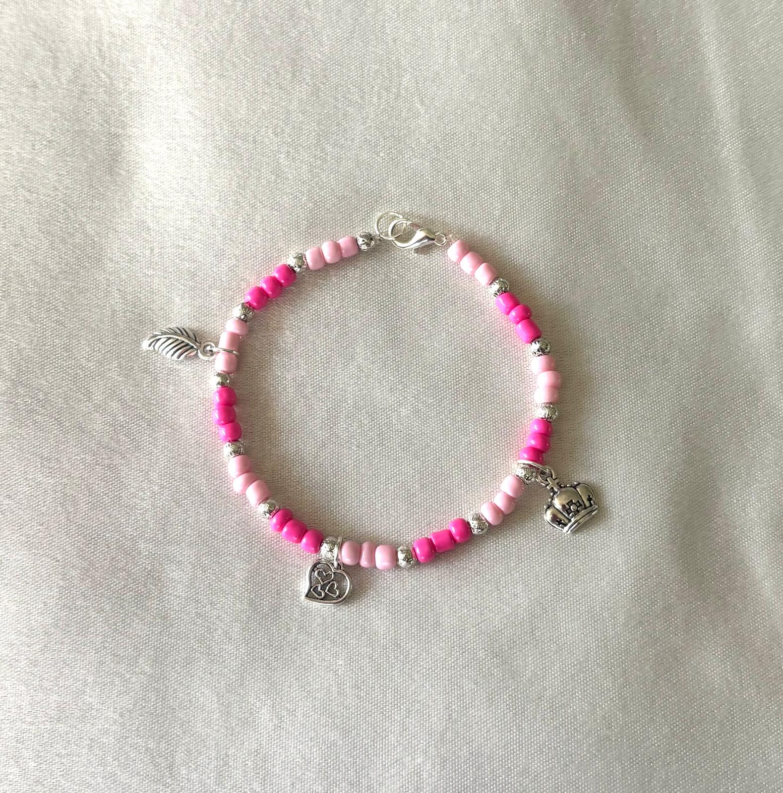 roze armband met bedeltjes echt een luxe armband met zilverkleurige sluiting zomer aanrader 