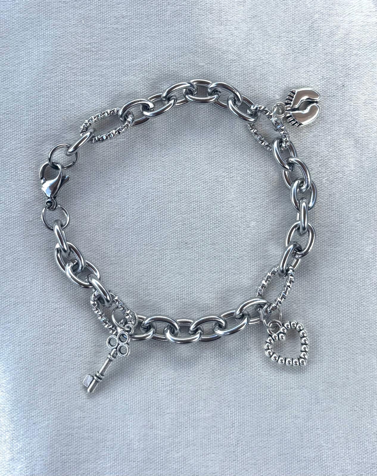 zilverkleurige schakelarmband met bedeltjes 