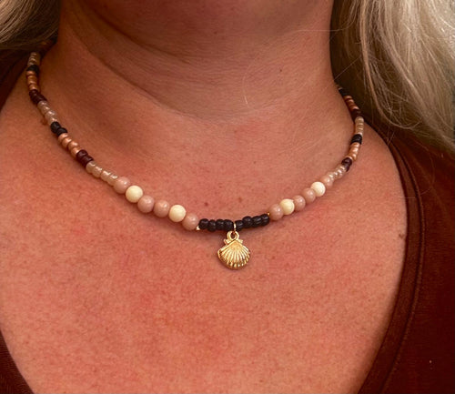 Luxe kralen ketting met hanger schelp goudkleurig 