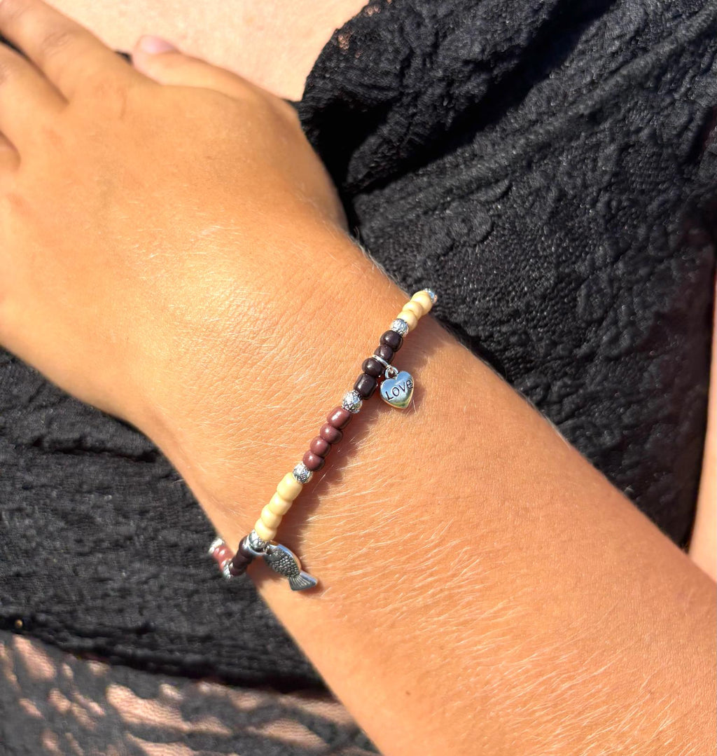 bedelarmband van kralen en zilverkleurige bedeltjes 