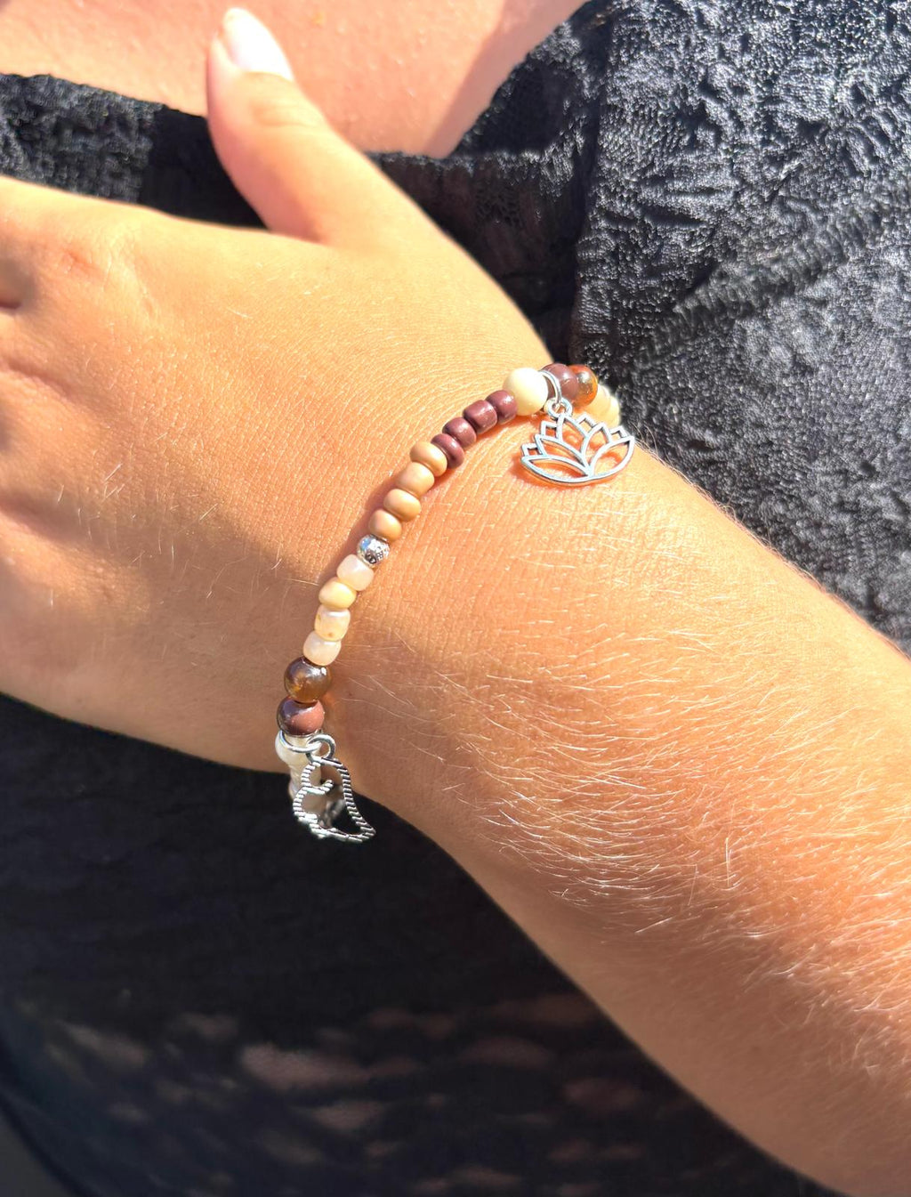 Bedelarmband Lotus  om pols  kleur bruin