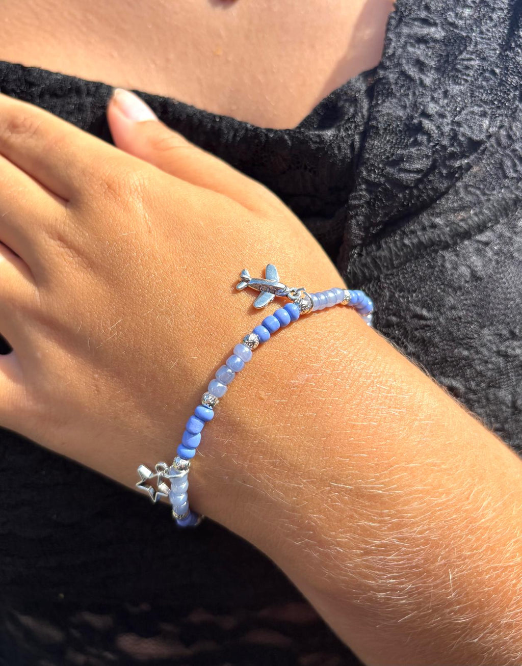 Trendy blauwe kralen bedelarmband met  bedeltjes vliegtuig ster maan