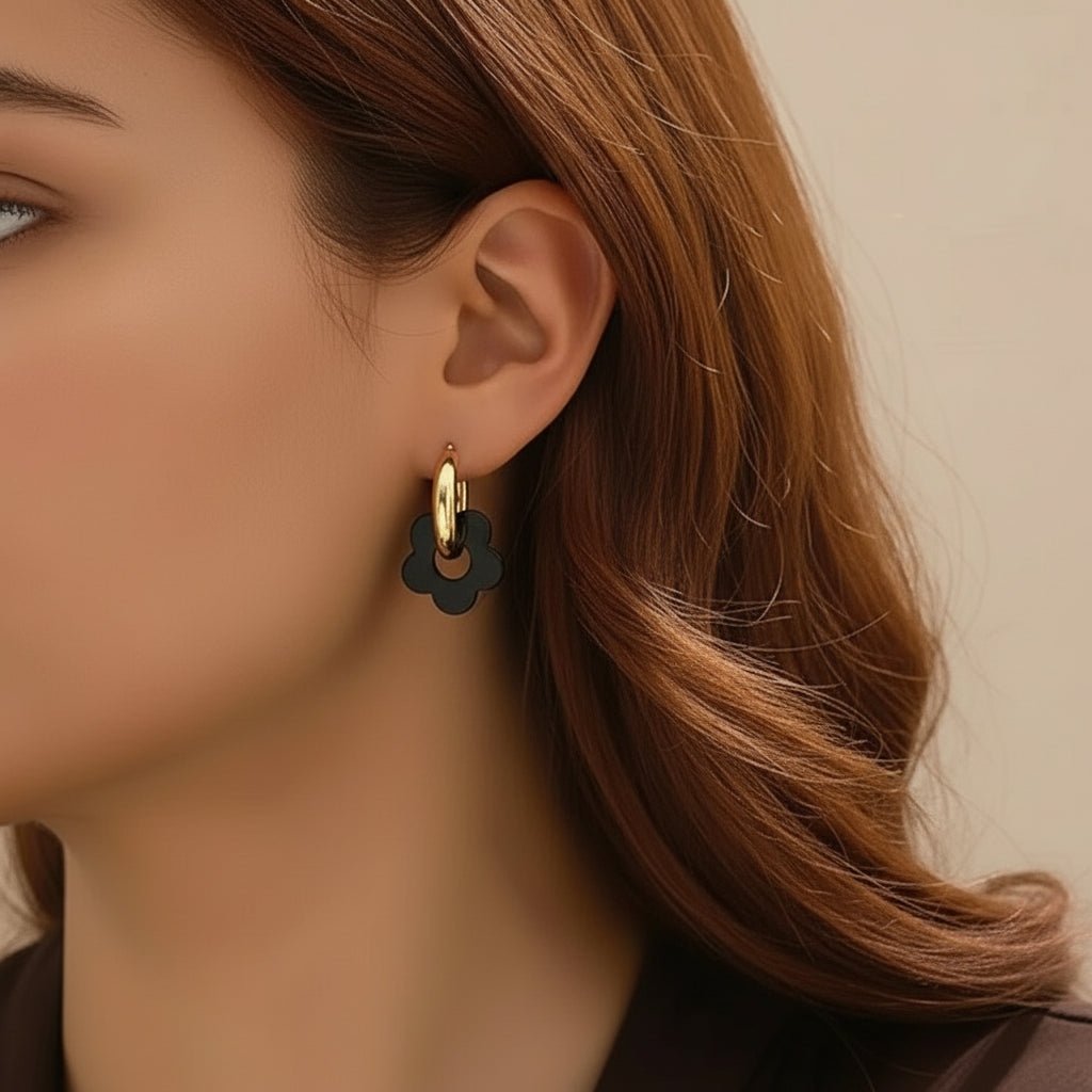 goudkleurige kleine oorringen met zwarte bloem hanger