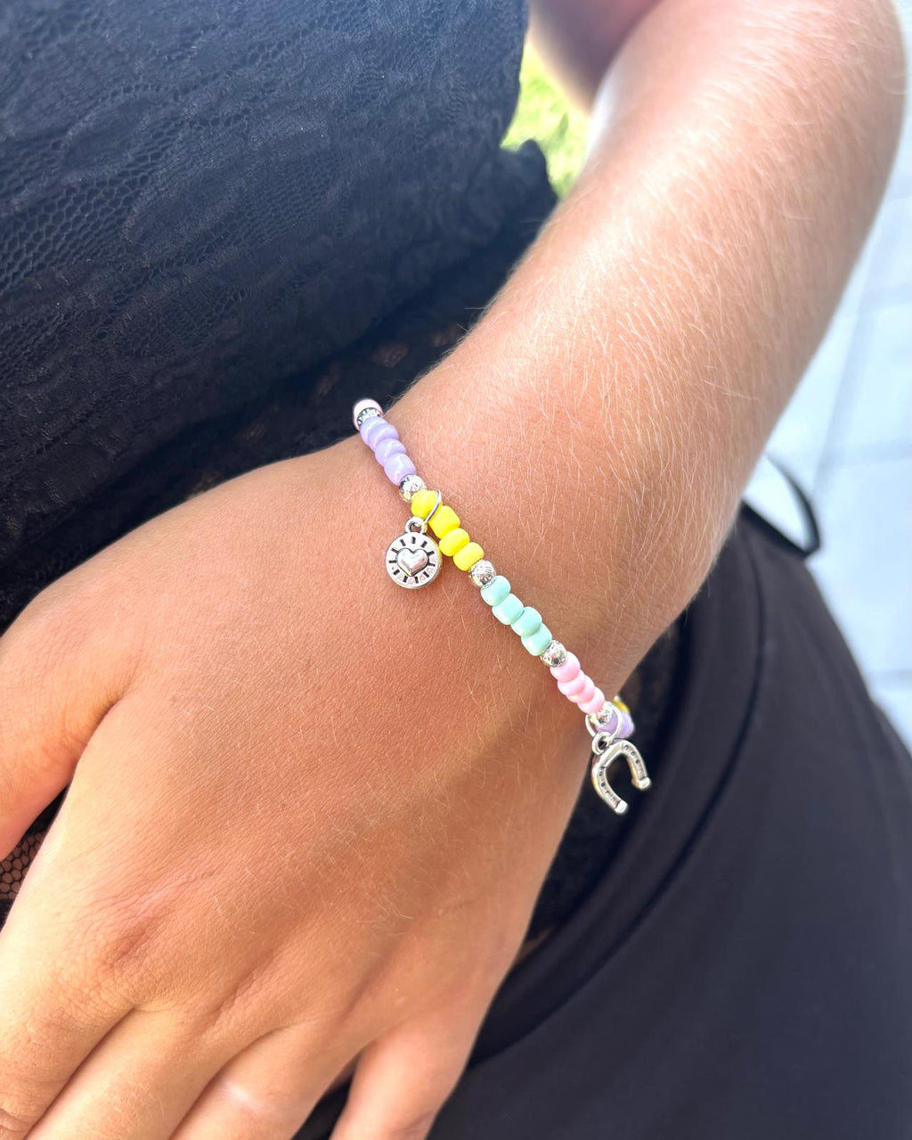 Bedelarmband met bedeltjes hoefijzer bloem hart gekleurde kralen-rekbaar-