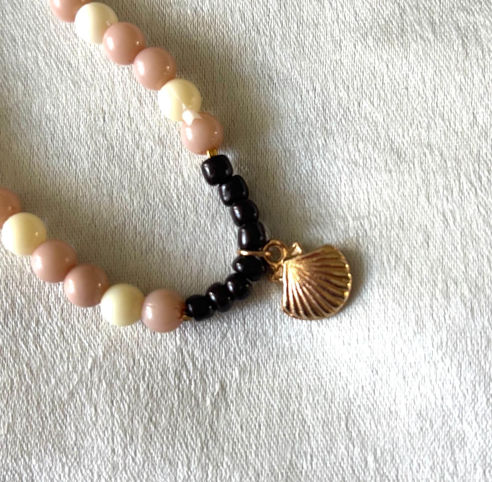 Luxe handgmaakte kralen ketting met schelp ketting is rekbaar 
