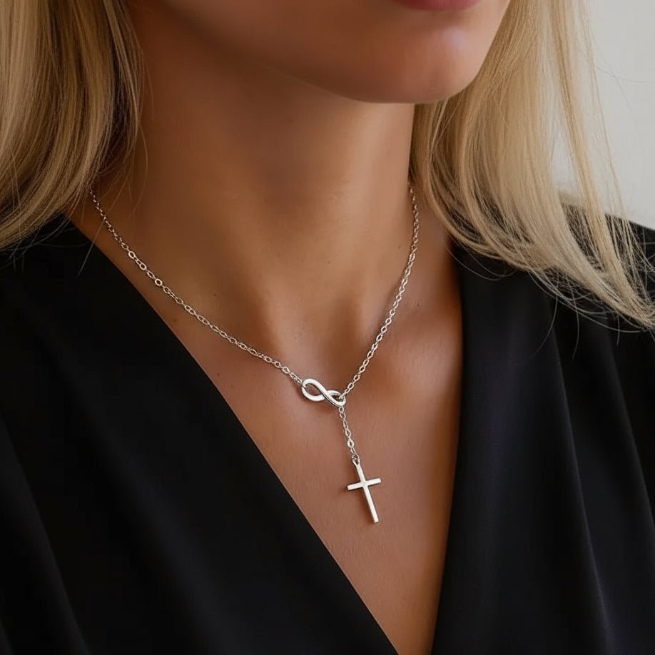 zilverkleurige rvs ketting met kruis en infinity waar de kruis door heen gaat om vast te zetten