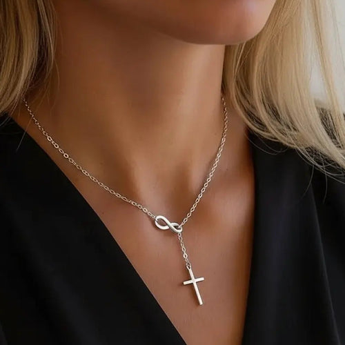 zilverkleurige rvs ketting met kruis en infinity waar de kruis door heen gaat om vast te zetten