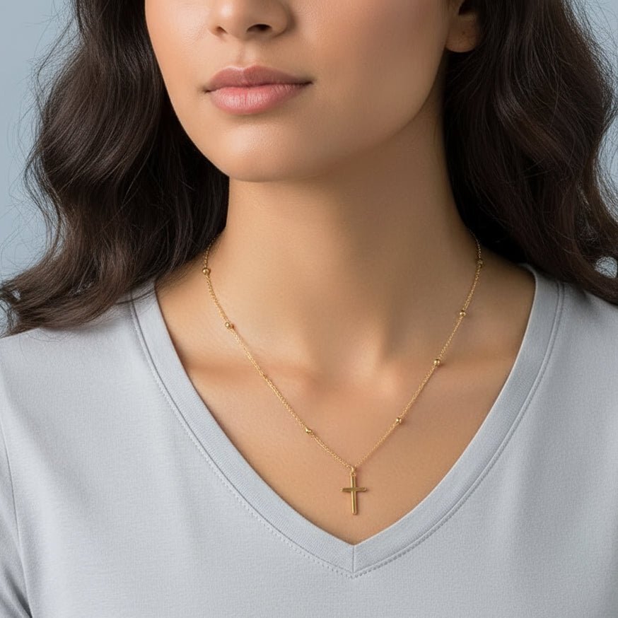 goudkleurige ketting met balletjes op de ketting en kruis hanger rv